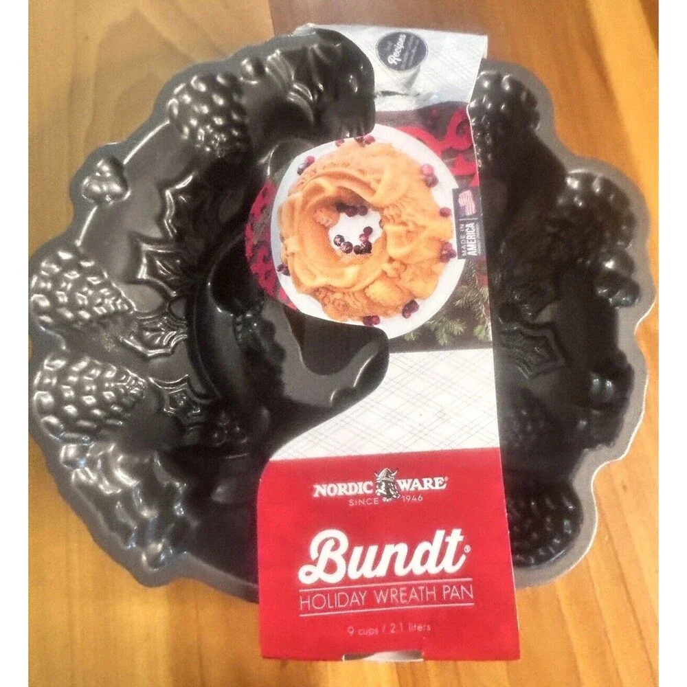 Nordic Ware Holiday Wreath Bundt Pan 9 Cup Capacity Nonstick Heavy Cast Aluminum